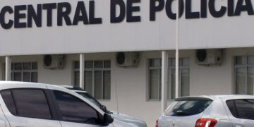 Suspeito é conduzido à delegacia após corpo de idosa desaparecida ser encontrado em Bayeux