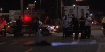 Ciclista morre em cima da feixa de pedestre após colisão com moto na Capital