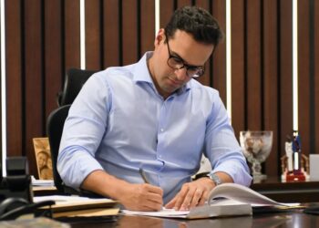 Governador Lucas Ribeiro entrega escolas e inspeciona obras nesta quarta no Sertão