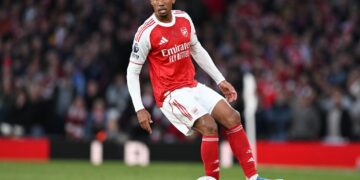 Com erro de brasileiro nos pênaltis, PSG bate Arsenal e é bi da Champions