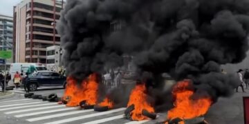 Protesto de ambulantes bloqueia trecho da Avenida Epitácio Pessoa, em João Pessoa