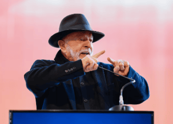 Lula incorpora chapéus ao visual e vira garoto-propaganda involuntário