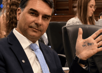 Planalto acusa Flávio Bolsonaro de objetivo eleitoreiro em audiência sobre tarifas contra o Brasil
