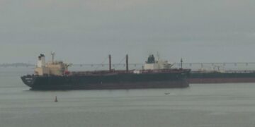 Petroleiros venezuelanos rompem bloqueio marítimo dos EUA após captura de Maduro, diz jornal