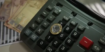 Quase metade dos adultos no Brasil estão endividados, revela pesquisa