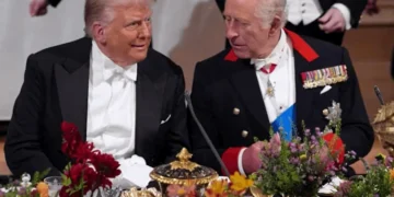 Rei Charles visita os EUA em meio à pior crise diplomática entre Washington e Londres