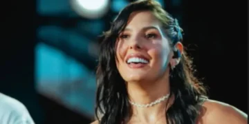 Ana Castela “assina” carteira de trabalho de fã sem perceber e se arrepende