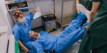 Pai desmaia ao ver filha nascer em SC, diverte equipe e vídeo viraliza nas redes sociais