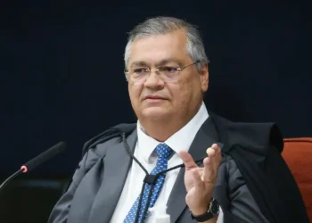 Dino pede que Câmara explique viagem do deputado Mário Frias ao exterior