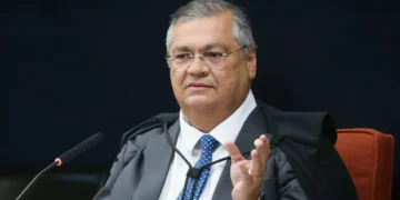 Dino abre processo para apurar desvio de emendas para filme de Bolsonaro