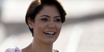 Michelle diz que Bolsonaro já tomou sopa e move dedos após cirurgia