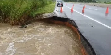 PRF interdita parcialmente BR-101, em Santa Rita, após cratera se abrir no asfalto