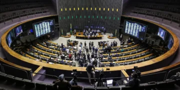 Deputados aprovam projeto que torna crime aumento abusivo de preços de combustíveis