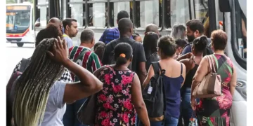 Desemprego mais longo cai 21,7% e é o menor já registrado pelo IBGE