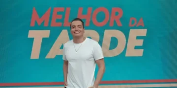 Leo Dias desmente saída da Band e revela “sacode” de Chris Flores: “Chorei”