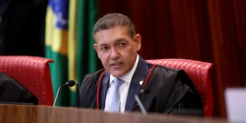Presos, Bolsonaro e Collor são convidados por Nunes Marques para posse no TSE
