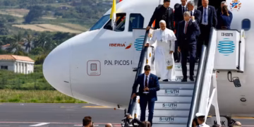 Papa é retirado de avião após problema técnico e adia retorno a Roma