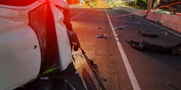 Colisão entre carros deixa um ferido e BR-230 interditada após derrubar poste em João Pessoa
