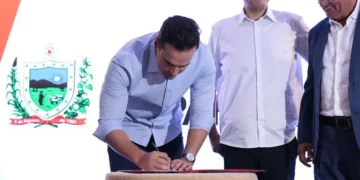 Lucas Ribeiro e ministro assinam convênio de 44 cursos e consultorias para 2 mil trabalhadores de turismo na Paraíba