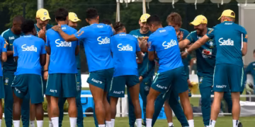 Ancelotti faz 67 anos e ganha trote em treino da Seleção