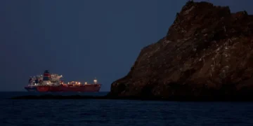 Irã anuncia fechamento do Estreito de Hormuz após ataques de Israel ao Líbano