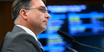 ‘Em nenhum momento eu ofendi Michelle’, diz Flávio Bolsonaro após vídeo da ex-primeira-dama