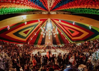 Casamento coletivo com mais de 90 casais acontece na Pirâmide do Parque do Povo neste Dia dos Namorados