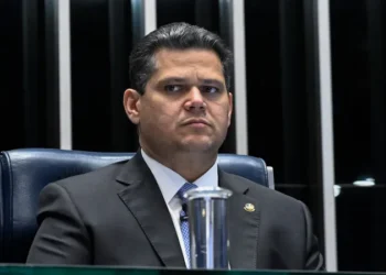Alcolumbre se reúne com autores da PEC que propõe o fim da escala 6×1
