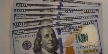 Dólar dispara e fecha em R$ 5,18 com tensões globais e juros altos nos EUA