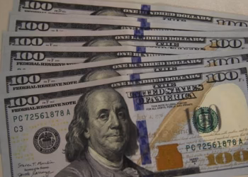 Dólar dispara e fecha em R$ 5,18 com tensões globais e juros altos nos EUA