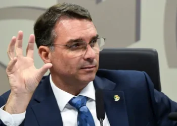 Com presença de Flávio, EUA iniciam debate sobre tarifaço contra o Brasil
