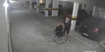 Homem é levado à delegacia após agredir filho cadeirante em garagem de condomínio em João Pessoa
