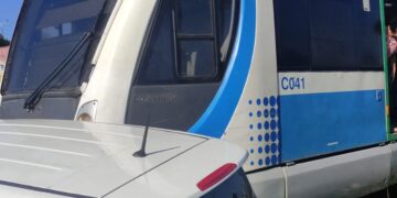 Colisão entre carro e trem deixa motorista ferido na Capital