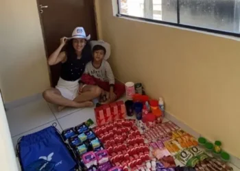 Mulher viraliza ao mostrar ‘feira’ de brindes conquistados no Maior São João do Mundo, em Campina Grande