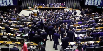 Deputados gastam R$ 2 mi em verba pública para impulsionar posts nas redes