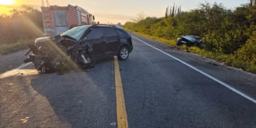 Motorista morre após colisão frontal entre dois carros na BR-230, na PB