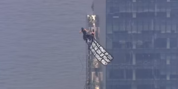 Casal é preso ao escalar até o topo do Empire State Building, em Nova York