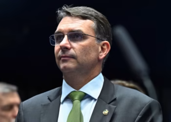 Flávio diz que tarifas beneficiam Lula e pede suspensão aos EUA