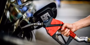 Governo adia decisão sobre retirada do subsídio à gasolina após novos ataques ao Irã