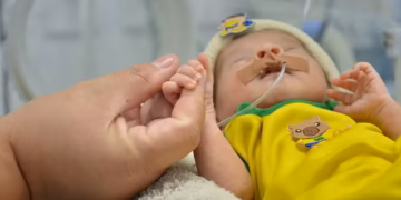 Recém-nascidos entram no clima do Mundial 2026 com roupas nas cores do Brasil em maternidade de Campina Grande