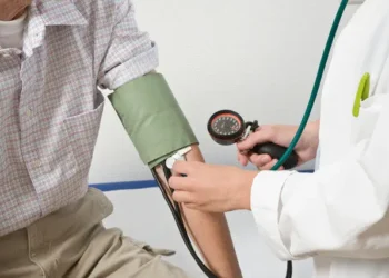 Mais Médicos abre 52 vagas com bolsa de até R$ 20 mil na Paraíba; saiba como concorrer