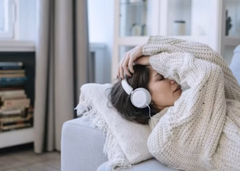 ‘Playlist da Fossa’: Por que sentimos necessidade de ouvir músicas tristes quando já estamos tristes?