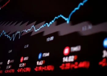 Ibovespa abre em queda com mercado de olho em tarifas dos EUA; dólar sobe