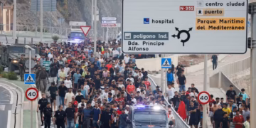 Espanha escolta imigrantes para fora de Ceuta e instala barreira no mar para evitar chegadas a nado