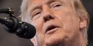 Trump anuncia ‘guerra econômica’ contra o Irã e ameaça países que ajudarem o regime