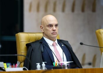 Moraes autoriza visitas de Carlos e Jair Renan a Bolsonaro