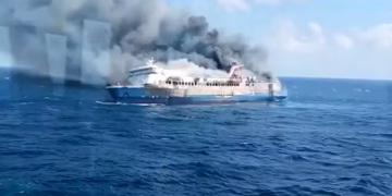 Incêndio em balsa na costa da Indonésia deixa mortos e desaparecidos