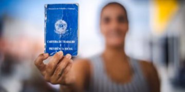 Desemprego cai para 5,3% no trimestre até julho, e número de pessoas ocupadas bate recorde histórico