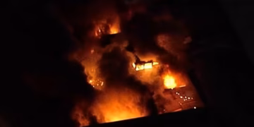 Incêndio atinge galpão comercial no Cambuci, no Centro de SP