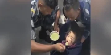 Menina é resgatada após 60 horas sob escombros no Nepal
